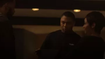 Camiseta estampada H&M Loose Fit usada por Spenser Stewart (Thaddeus J Mixson) como se ve en Reasonable Doubt (S02E05)