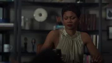 Cinq A Sept Keoni Blusa de seda usada por Jax Stewart (Emayatzy Corinealdi) como se ve en Reasonable Doubt (S02E05)