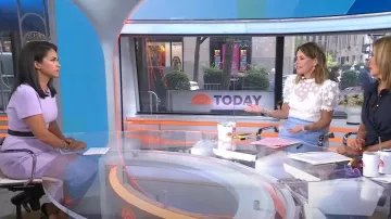 Vestido midi de crepé en mezcla de lana de Victoria Beckham en color lavanda llevado por Laura Jarrett en Today el 6 de septiembre de 2024