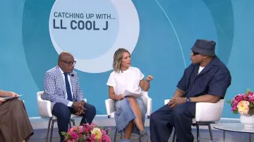 Sombrero de pescador de mezclilla con logotipo triangular de Prada usado por LL Cool J como se ve en Today el 6 de septiembre de 2024