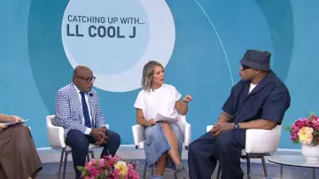 Sombrero de pescador de mezclilla con logotipo triangular de Prada usado por LL Cool J como se ve en Today el 6 de septiembre de 2024