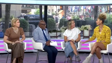 Alice + Olivia Chase Sweater Knit Top avec col amovible porté par Jill Martin comme on le voit dans Today le 6 septembre 2024