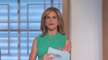 La robe romantique en maille mixte The Kooples portée par Natalie Morales, vue dans The Talk le 11 septembre 2024