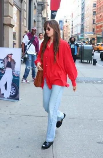 Camisa The Row Andra en seda usada por Dakota Johnson en la ciudad de Nueva York el 5 de septiembre de 2024