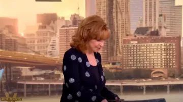 Cinq a Sept Karlie Embelleshed Crepe Blazer usado por Joy Behar como se vio en The View el 10 de septiembre de 2024
