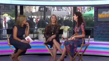 Cinq a Sept Catalina Vestido camisero midi sin mangas en azul marino usado por Hoda Kotb como se vio en Today with Hoda & Jenna el 6 de septiembre de 2024
