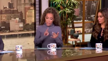 Proenza Schouler Robe mi-longue à col roulé en maille côtelée détaillée Jocelyn portée par Sunny Hostin, comme on le voit dans The View le 9 septembre 2024