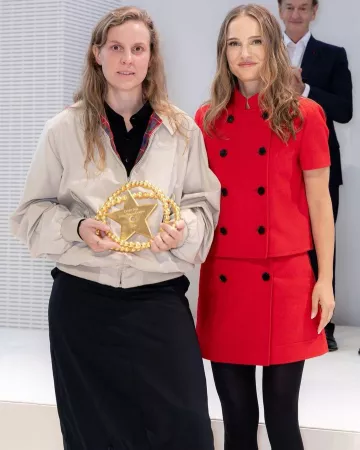 Veste à manches courtes Dior portée par Natalie Portman au Prix Lvmh le 10 septembre 2024