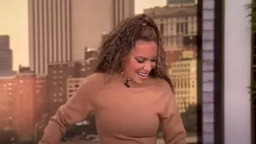 Rabanne Robe pull à manches longues en laine et cachemire portée par Sunny Hostin comme on le voit dans The View le 5 septembre 2024