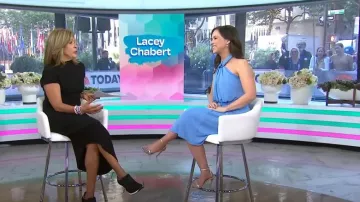 Cinq a Sept Kaily Twisted Jersey Halter Vestido en Flyway usado por Lacey Chabert como se ve en Today el 9 de septiembre de 2024