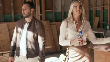 Lovers + Friends Cait Mini Jupe en Cuir Camel Brown portée par Heather Altman comme on le voit dans Million Dollar Listing Los Angeles (S15E10)