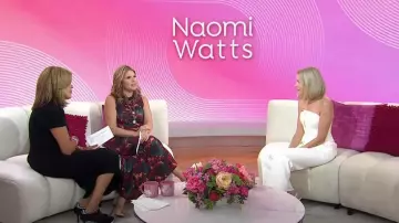 Mono strapless strapless de Roland Mouret en color crema usado por Naomi Watts como se ve en Today with Hoda & Jenna el 9 de septiembre de 2024