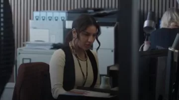 Hollister Co. Flat Seamless Crew Bodysuit worn by DC Siobhan Clarke (Lucie Shorthouse) as seen in Rebus (S01E05)