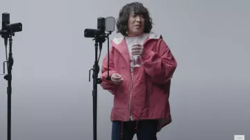 Maguro Taniguchi lleva un chubasquero rosa en el vídeo de YouTube KANA-BOON (Maguro Taniguchi) × Necry Talkie (Mossa) - Naimononedari / LA PRIMERA TOMA -VÍDEO DE REACCIÓN