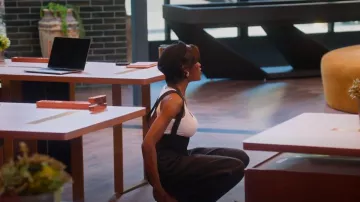 Pantalones cónicos de mezcla de lana con ribetes de cuero Alaia usados por Chelsea Lazkani como se ve en Selling Sunset (S08E08)