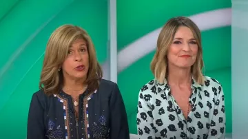 Équipement Essential Floral Blouse porté par Savannah Guthrie comme on le voit dans Today le 12 septembre 2024