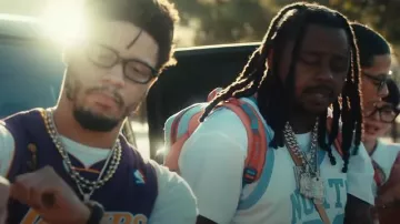 Mochila deportiva Chanel Azul Claro y Naranja Coral usada por Babyface Ray en Babyface Ray, Veeze - Wavy Navy University (Video Oficial)