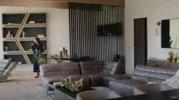 Christian Louboutin Iriza 100 Zapatos de tacón de ante con punta punta usados por Breana Tiesi como se ve en Selling Sunset (S08E07)