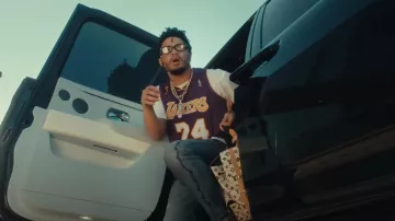 Mitchell & Ness 2008 09 Los Angeles Lakers #24 Bryant Purple Jersey porté par Veeze en Babyface Ray, Veeze - Wavy Navy University (Vidéo Officielle)