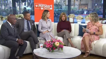 Robe rayée Veronica Beard Lex en ocre foncé/blanc portée par Savannah Guthrie comme on le voit dans Today le 10 septembre 2024