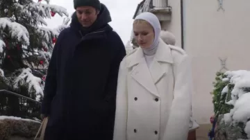 Frankie Shop Esmae Manteau en laine blanche porté par Camille (Camille Razat) comme on le voit dans Emily in Paris (S04E06)