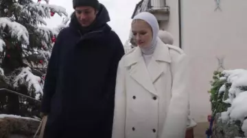 Abrigo de lana Frankie Shop Esmae en blanco usado por Camille (Camille Razat) como se ve en Emily in Paris (T04E06)