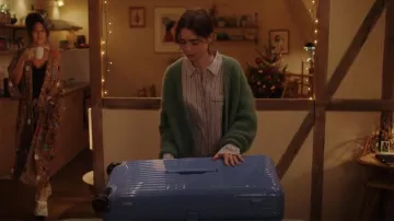 Cabina Rimowa Essential en Azul utilizada por Emily Cooper (Lily Collins) como se ve en Emily in Paris (S04E06)