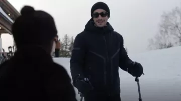 Fusalp Elvan Veste Softshell déperlante et imperméable portée par Marcello (Eugenio Franceschini) comme on le voit dans Emily in Paris (S04E06)