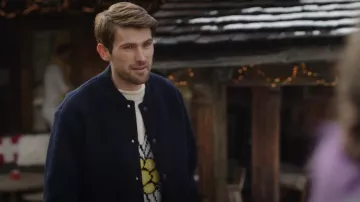 BLOUSON AVIATEUR A.P.C. Navy Mick porté par Timothée (Victor Meutelet) vu dans Emily in Paris (S04E06)