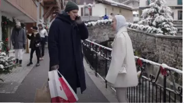 Bolso de hombro Maison Margiela 5ac Micro usado por Camille (Camille Razat) como se ve en Emily in Paris (S04E06)