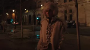 Roger Vivier Shearling Strass Buckle Clutch Bag en Ante usado por Emily Cooper (Lily Collins) como se ve en Emily in Paris (S04E06)