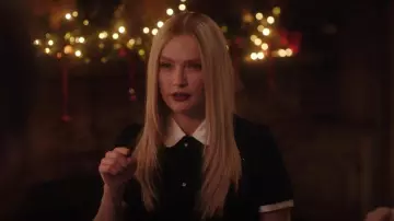 Chaqueta Bouclé de botonadura sencilla Miu Miu en negro usada por Camille (Camille Razat) como se ve en Emily in Paris (T04E06)