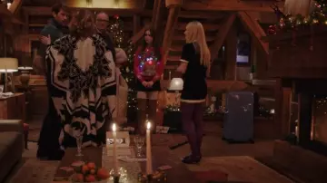 Miu Miu Minijupe bouclée ornée de sequins portée par Camille (Camille Razat) vue dans Emily in Paris (S04E06)