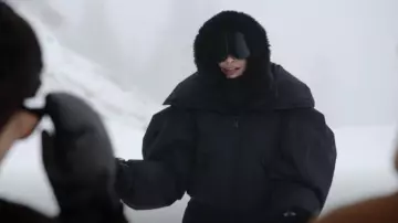 Veste de ski rembourrée Goldbergh Vava portée par Camille (Camille Razat) comme on le voit dans Emily in Paris (S04E06)