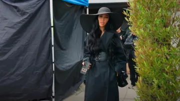 Abrigo de mezcla de algodón con cinturón Alaïa usado por Breana Tiesi como se ve en Selling Sunset (S08E09)