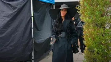 Abrigo de mezcla de algodón con cinturón Alaïa usado por Breana Tiesi como se ve en Selling Sunset (S08E09)