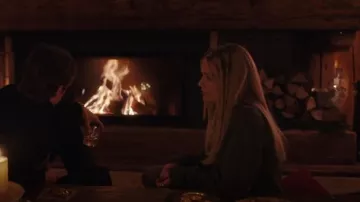 Mara Paris Hope Open Ring portée par Camille (Camille Razat) comme on le voit dans Emily in Paris (S04E06)