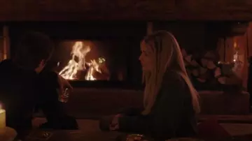 Mara Paris Hope Open Ring portée par Camille (Camille Razat) comme on le voit dans Emily in Paris (S04E06)