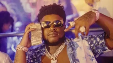 Lunettes de soleil Lanvin x Future Black Rectangular Eagle portées par BossMan Dlow dans BossMan Dlow - Shake Dat Ass (Twerk Song) [Vidéo officielle]