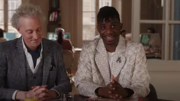 3. Blazer en tulle Paradis Unity porté par Julien (Samuel Arnold) comme on le voit dans Emily in Paris (S04E07)