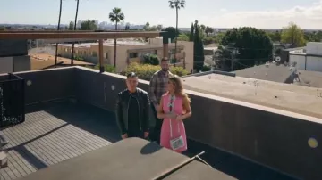 Sac convertible transparent Betsey Johnson porté par Chrishell Stause comme on le voit dans Selling Sunset (S08E06)