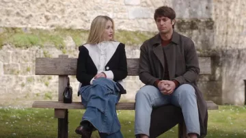 Blazer à boutons noir et blanc cassé Kimhekim porté par Camille (Camille Razat) vu dans Emily in Paris (S04E07)