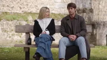 Blazer à boutons noir et blanc cassé Kimhekim porté par Camille (Camille Razat) vu dans Emily in Paris (S04E07)