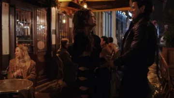 Alexandre Vauthier Vestido midi de terciopelo con cuello alto recortado en negro usado por Mindy Chen (Ashley Park) como se ve en Emily in Paris (T04E07)