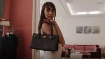 Sac fourre-tout Versace Medusa '95 porté par Geneviève (Thalia Besson) vu dans Emily in Paris (S04E07)