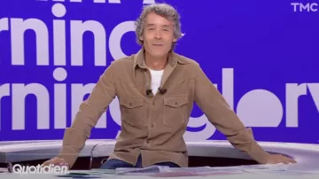Yann Barthès wears a dark beige shirt in the show Quotidien on September 9, 2024