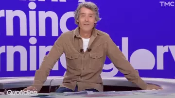 Yann Barthès wears a dark beige shirt in the show Quotidien on September 9, 2024