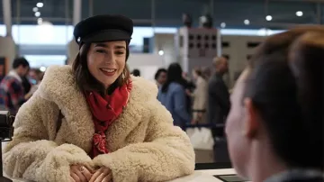 Les looks de Emily in Paris saison 4 : Lily Collin porte une casquette gavroche bleu marine pour jouer Emily Cooper dans l'épisode 6, de la saison 4