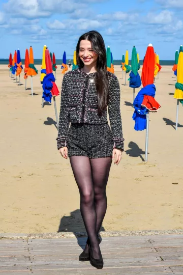 Mikey Madison luce pantalones cortos de Chanel para el photocall del 50º Festival de Deauville el 13 de septiembre de 2024