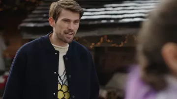 Les looks de la série Emily in Paris : Timothée (Victor Meutelet) porte un pull "Edelweiss" dans l'épisode 6 de la saison 4